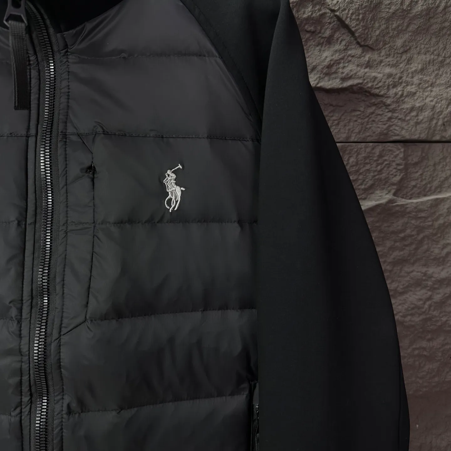 P570 Ralph Lauren 2025 new classic embroidered logo space cotton splicing couple style stand collar down jacket 🔥High version🔥High version🔥 90 white duck down The fabric is made of polyester fiber composite waterproof fabric Double-layer lining The same style as Internet celebrity stars High version High quality😘😘 The fabric is waterproof, wear-resistant, breathable, waterproof, windproof, warm, very comfortable to the touch, fashionable and individual A super versatile and good-looking down jacket. It is very suitable for both men and women. It is a must-have for everyone. Packaging, tag, collar label, washed wheat, complete 👍 Color: Black Size: L-5XL